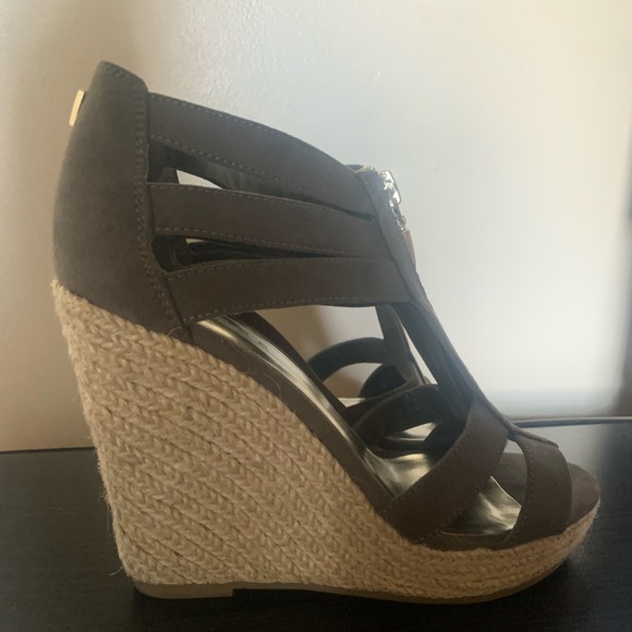 Guess Sandals size 6 - Picture 1 of 4